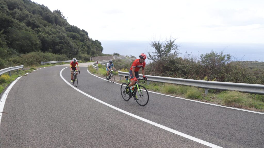 Gruppo di corridori nelle curve finali di tappa
