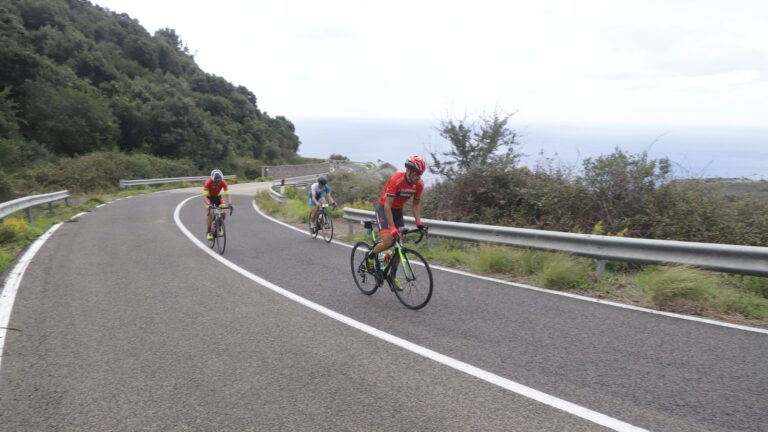 Gruppo di corridori nelle curve finali di tappa