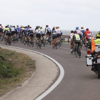 Gruppo in gara su strada costiera