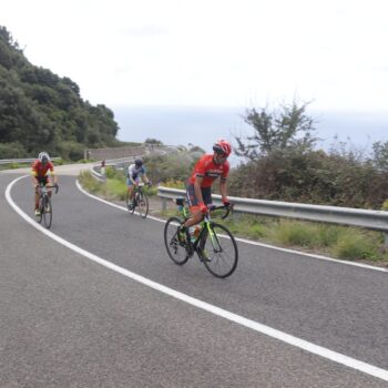 Gruppo di corridori nelle curve finali di tappa