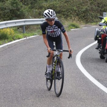 Corridore in azione su strada panoramica