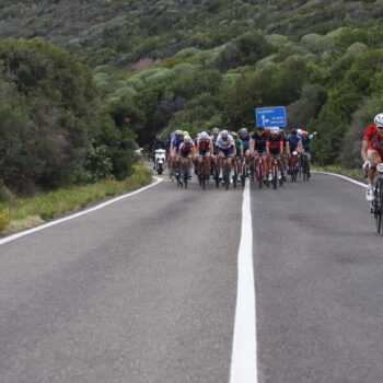 Gruppo in gara su strada verso Alghero/Villanova Monteleone